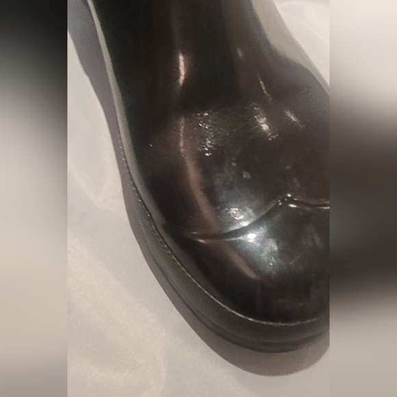 ❌️SOLD❌️ Hunter Glossy Chelsea Short Boots. Size 9 - Picture 4 of 10